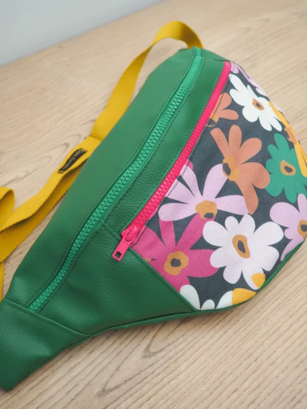 Banane XL Clara vue profil vert fleurs