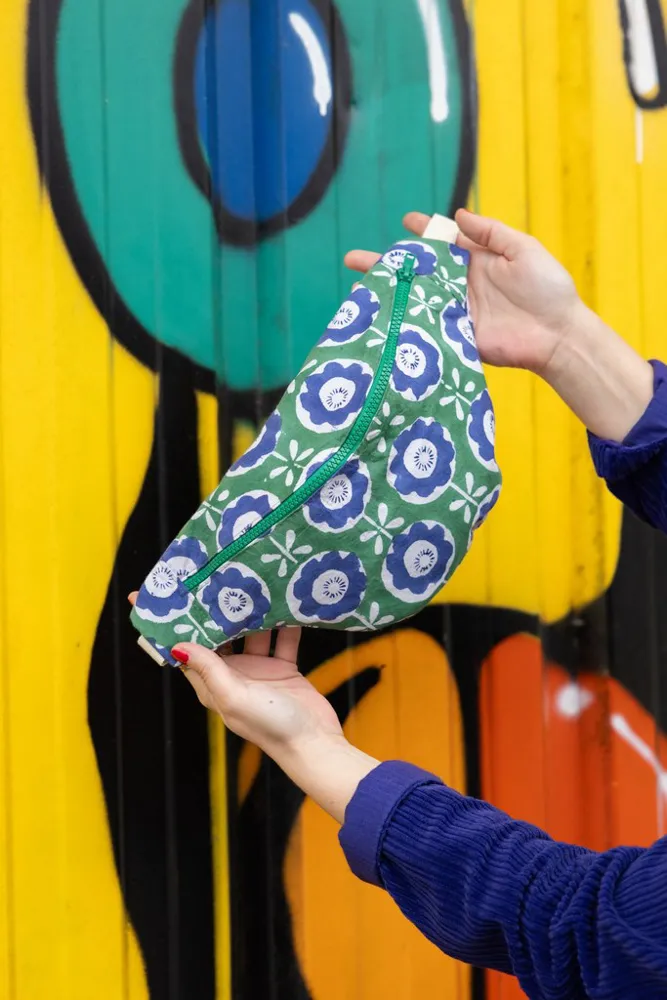 Sac banane femme coloré fait main tissu imprimé vert et bleu fleurs vintage Léna