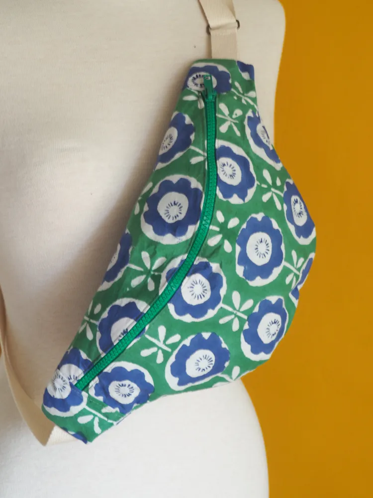 Banane imprimée Léna verte imprimé grosses fleurs rétro bleues