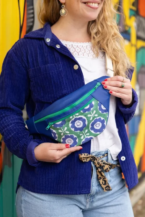 Sac banane coloré fait main en France simili cuir bleu et tissu imprimé vert grosses fleurs vintage Léna