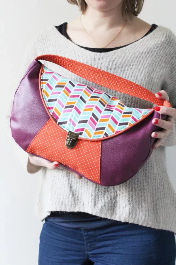 Sac à main besace fait main en Bretagne simili cuir violet et tissu imprimé orange pois