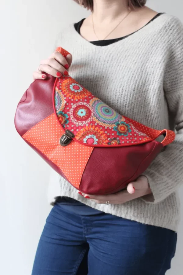 Sac besace fait main en France simili cuir rouge bordeaux et tissu imprimé multicolore