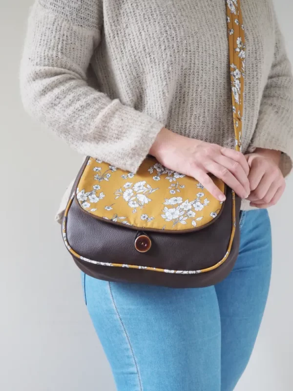 Sac à main femme bandoulière réversible simili cuir marron tissu imprimé moutarde fleurs fait main en Bretagne