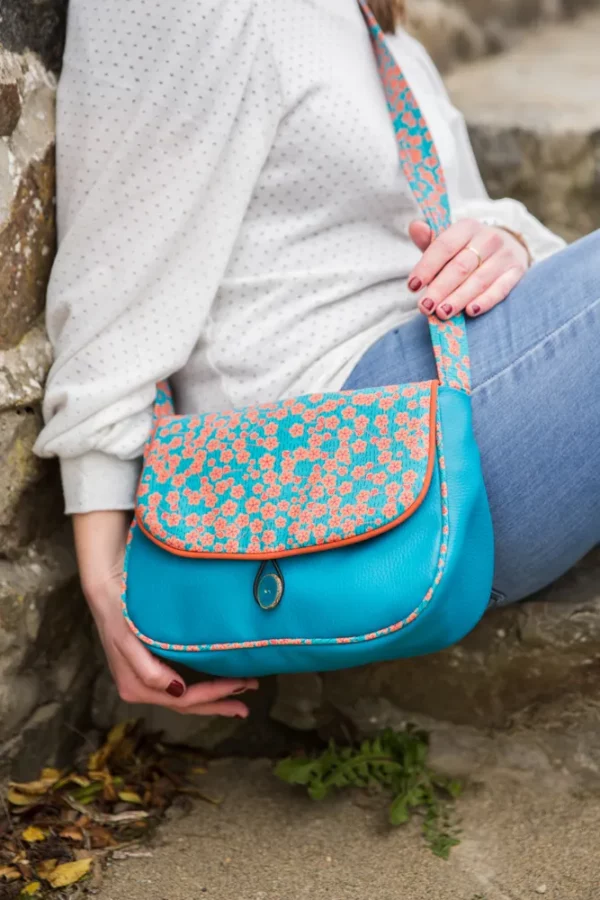 Sac à main femme bandoulière réversible simili cuir turquoise et tissu imprimé orange fleurs Lili