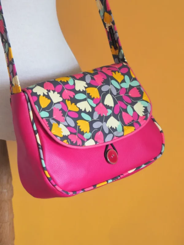 Sac réversible femme bandoulière cousu main tissu imprimé fleurs bouton rose Cécile