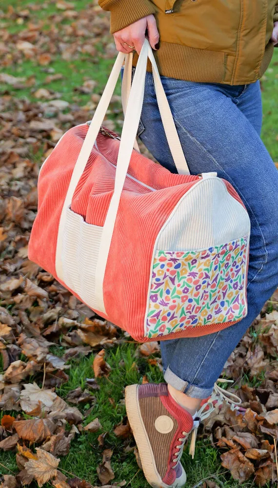 Sac Week-end fait main en France velours grosses côtes corail et écri tissu imprimé fleurs