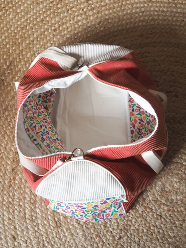 Sac week-end corail ouvert vue intérieur double poches plaquée et poche zippée