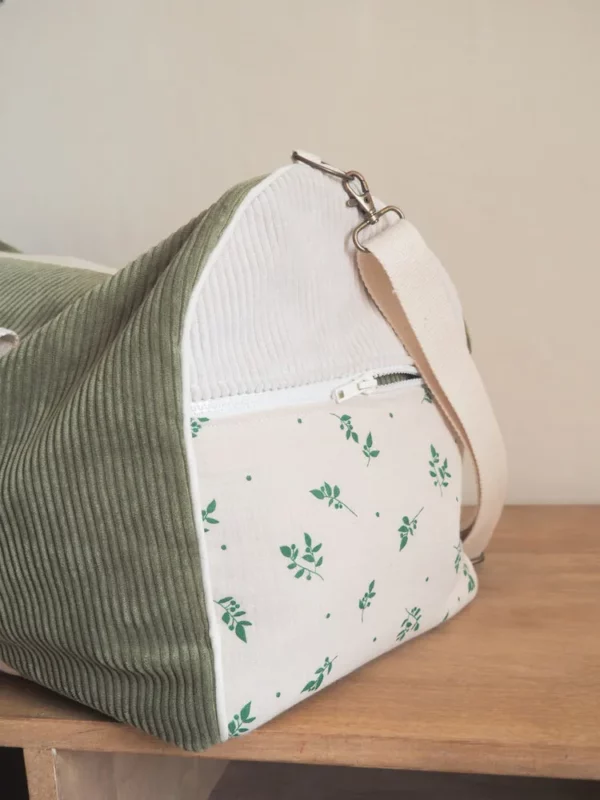 Sac week-end kaki écru vue sur poche zippée côté