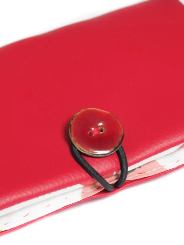Portefeuille Matilda zoom sur bouton en coco rouge