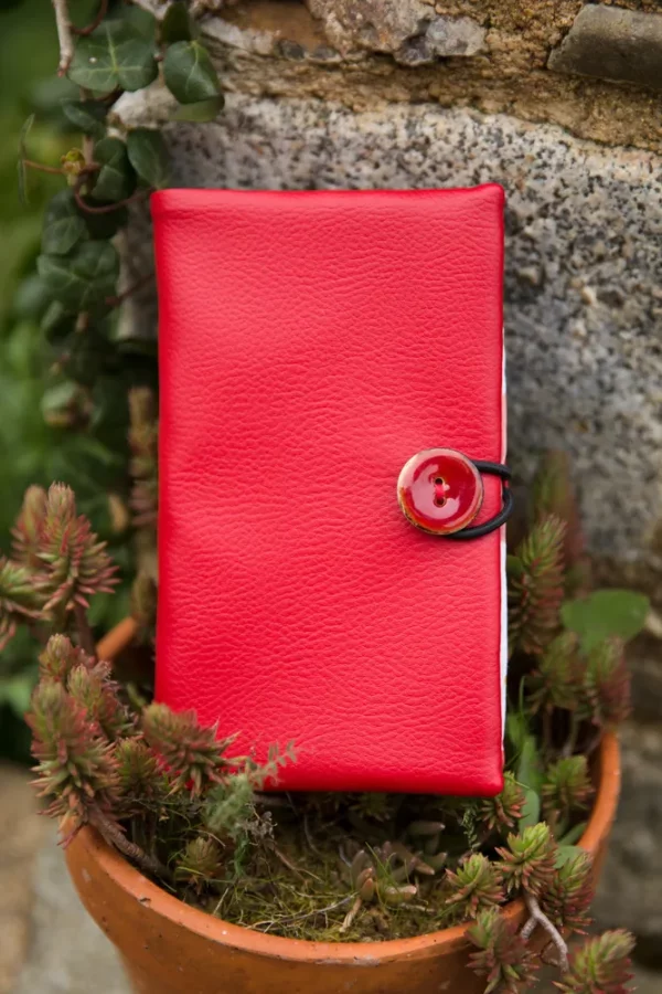 Portefeuille fait main en Bretagne simili cuir rouge bouton rouge