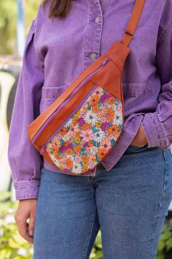 Banane XL femme fait main Luz en simili cuir rouille portée en bandoulière