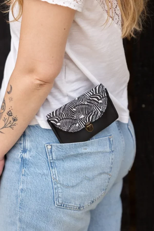 Porte monnaie zèbre dans poche arrière jean