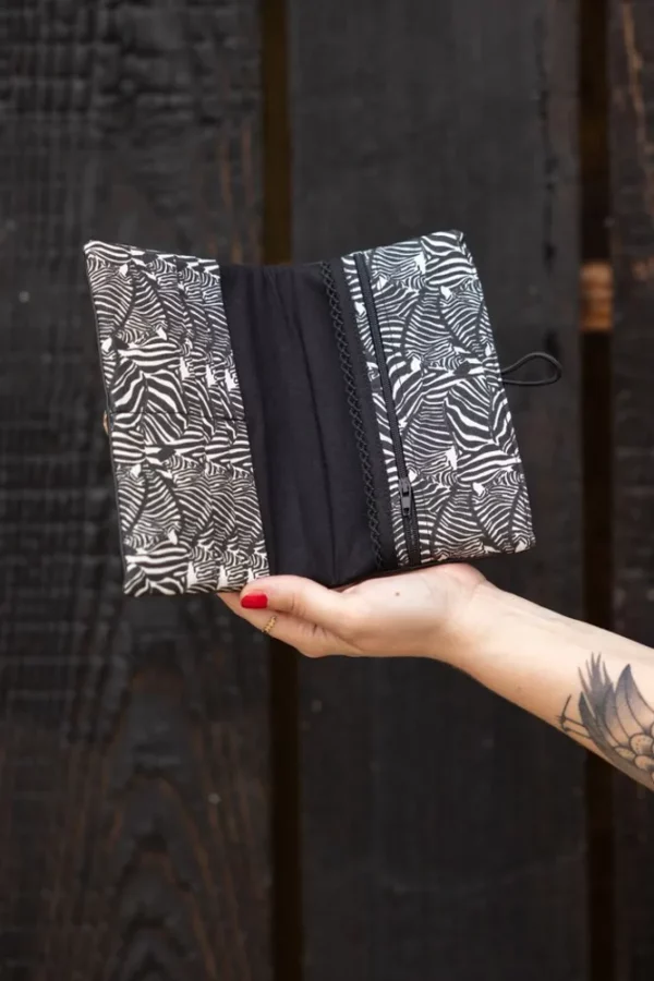 Portefeuille femme fait main en France simili cuir noir tissu imprimé Zèbre