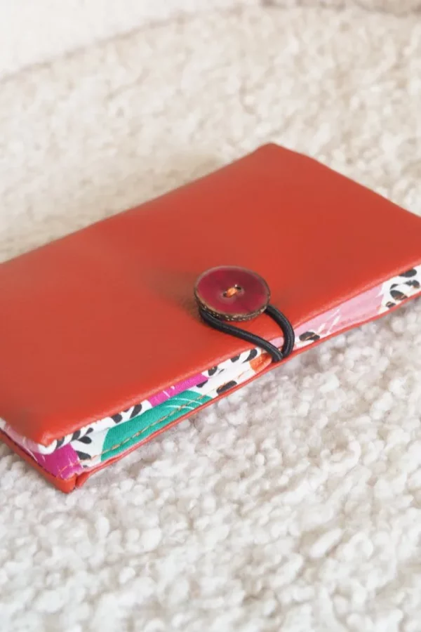 Portefeuille Fanny zoom sur le bouton coco rose