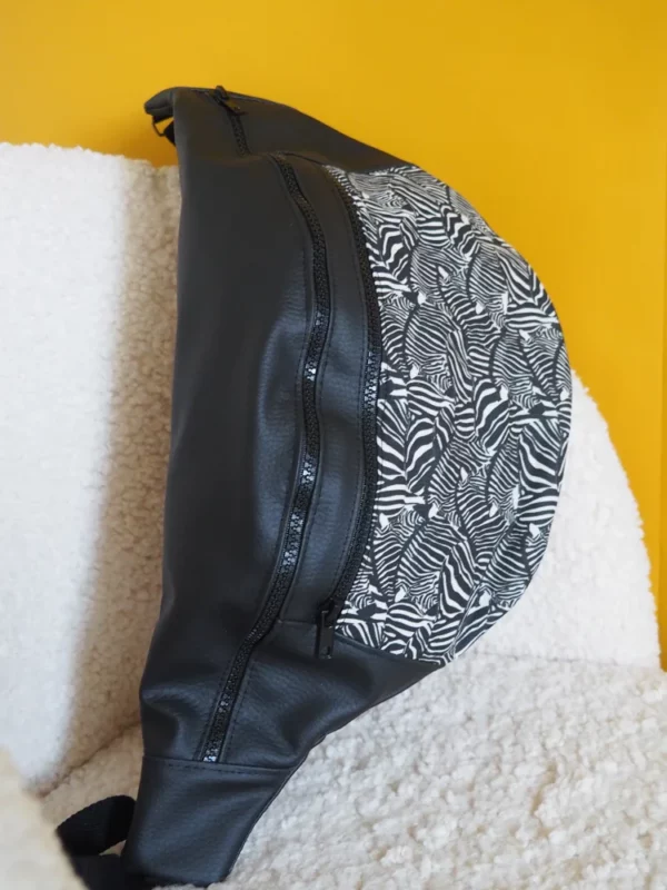 Sac banane XL noir zèbre profil
