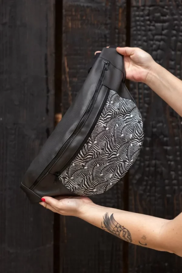 Sac banane XL simili cuir noir tissu imprimé Zèbre fait main en France