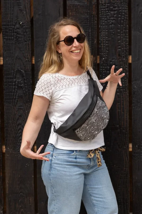 Sac banane XL fait main en Bretagne simili cuir noir tissu imprimé Zèbre