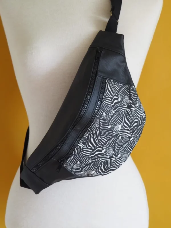 Banane l'originale cousue main en France simili cuir noir imprimé zèbre