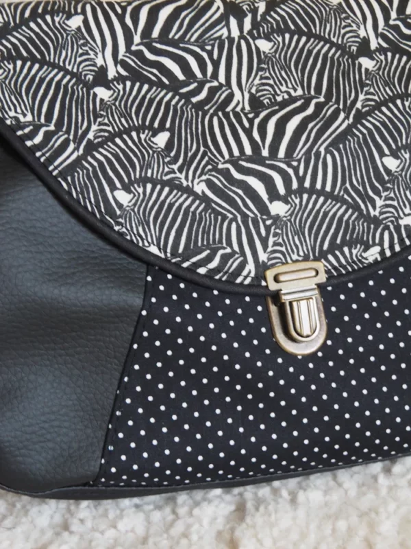 Sac besace femme Zèbre zoom sur attache cartable rétro tissu pois zèbre