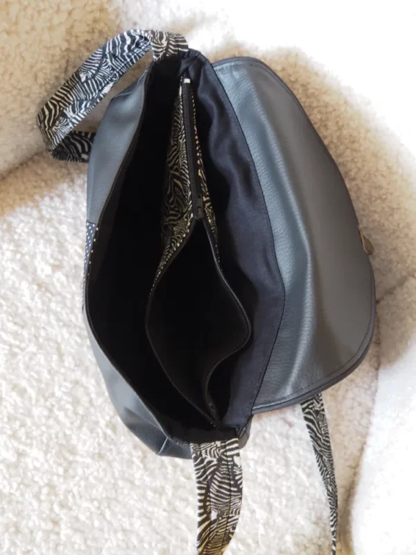 Sac besace Zèbre ouvert poche intérieure zippée