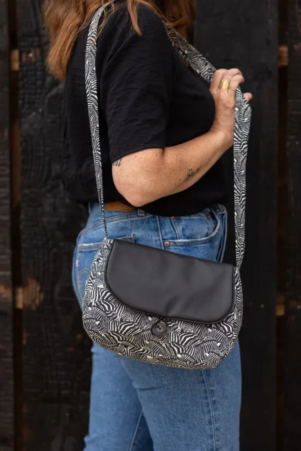Sac réversible femme tissu imprimé Zèbre porté épaule