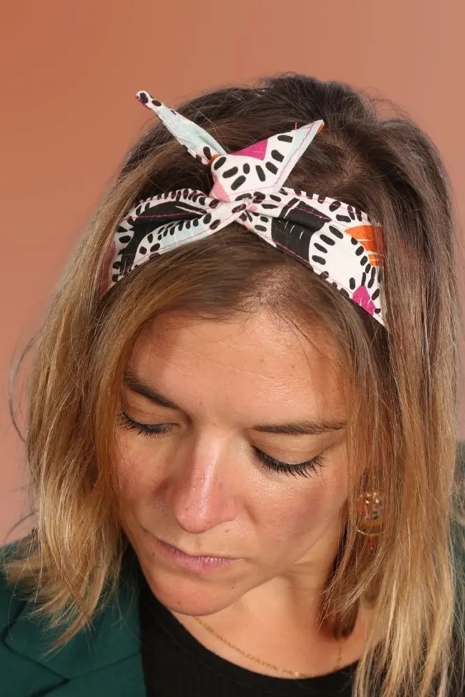 Headband Fanny coloré porté sur cheveux mi-longs - bandeau cheveux fait main