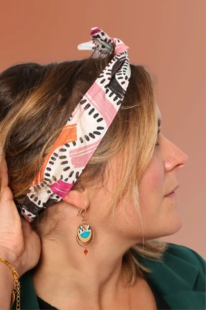 Headbband Fanny en coton imprimé porté sur cheveux lachés - bandeau à nouer cheveux