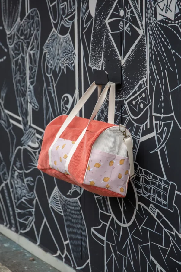 Sac week-end corail vue profil tissu imprimé citrons