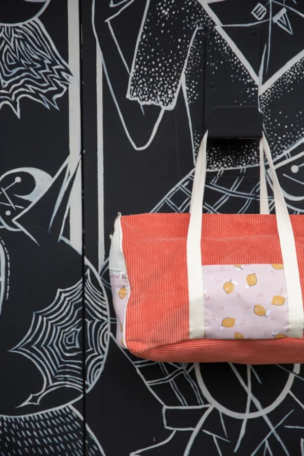 Sac week-end velours corail zoom sur tissu imprimé citrons poche devant