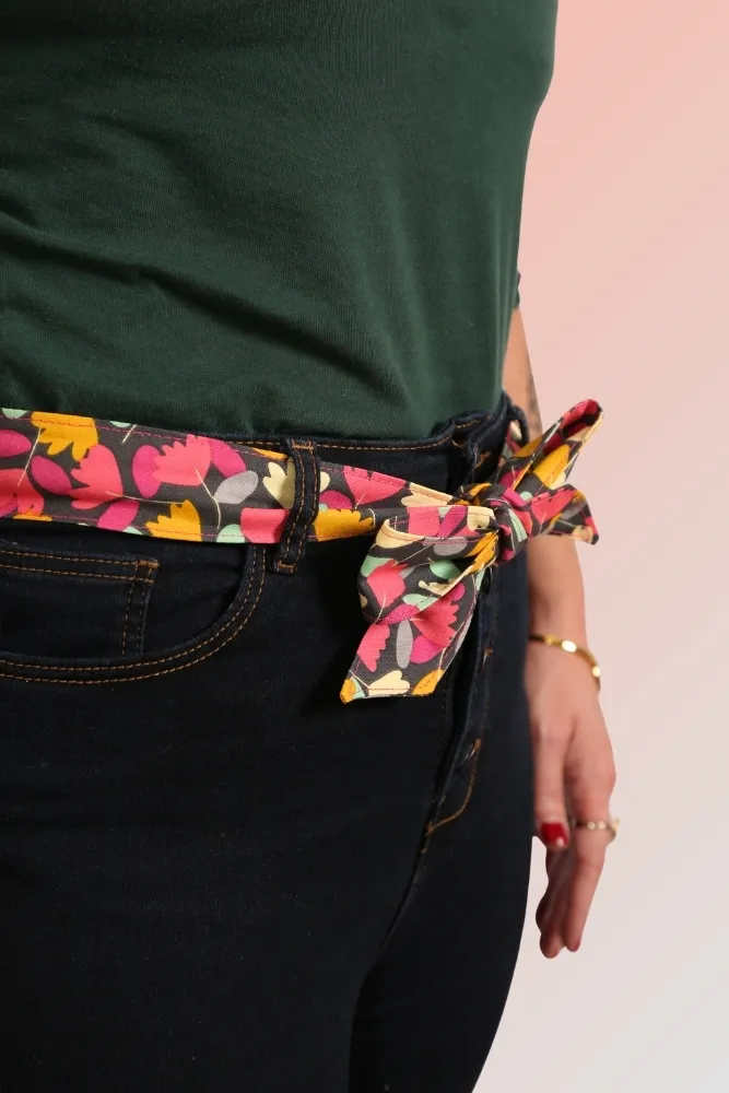 Détail du nœud de la ceinture Cécile – tissu fleuri et coloré Claire Rainette