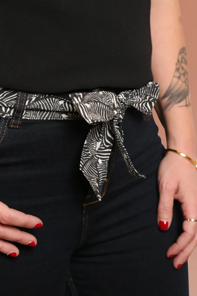 Détail de la ceinture Zèbre Claire Rainette en tissu imprimé noir et blanc