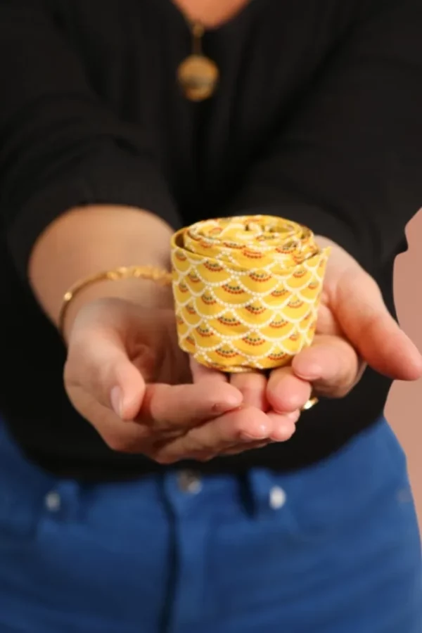 Ceinture à nouer en tissu imprimé moutarde Lou roulée