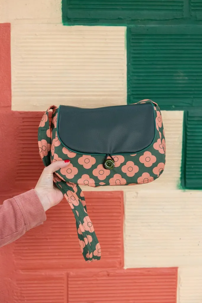 Détail du bouton en coco verni du sac réversible Pimprenelle, finition naturelle.