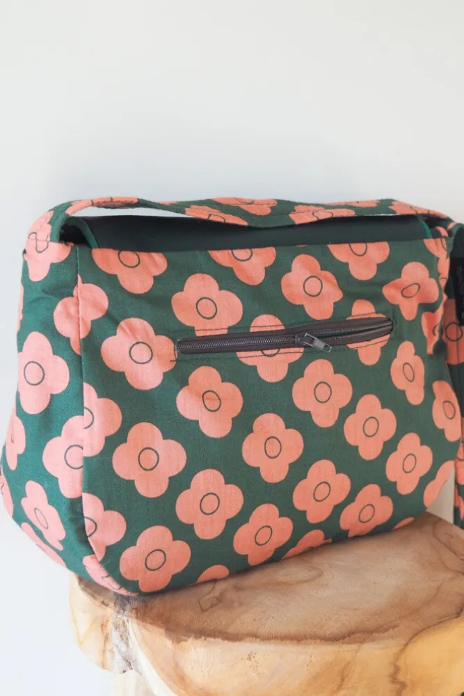 Vue intérieure du sac réversible Pimprenelle avec sa poche zippée et doublure assortie.