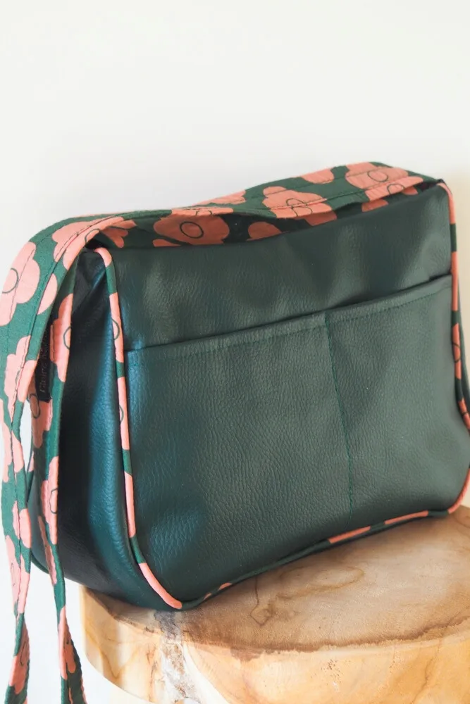 Sac réversible Pimprenelle vu de dos, combinaison de simili cuir vert et tissu coton.
