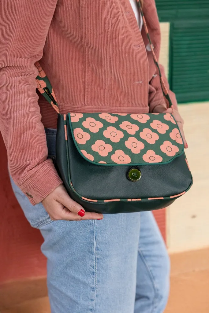 Vue du sac réversible Pimprenelle porté à l’épaule, modèle artisanal cousu main en Bretagne.