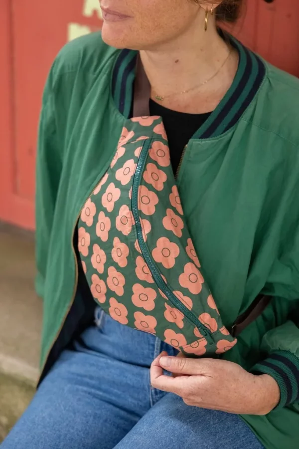 Banane Pimprenelle portée en bandoulière