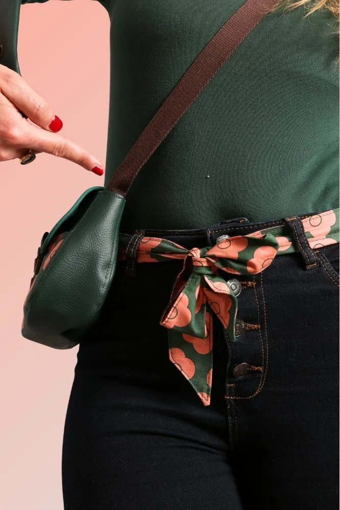 Ceinture en tissu fleurie Pimprenelle portée sur un jean avec sac assorti.