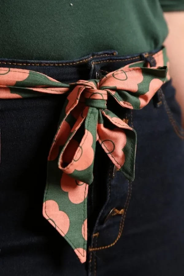 Gros plan sur le nœud de la ceinture en tissu fleurie Pimprenelle, accessoire cousu main.