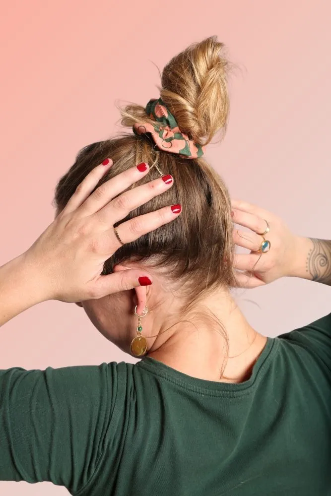 Chouchou fleuri Pimprenelle dans un chignon haut, accessoire cheveux artisanal en tissu.