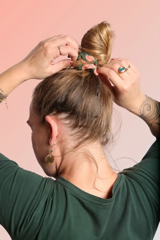 Chouchou fleuri Pimprenelle utilisé pour attacher un chignon, accessoire cheveux fait main.