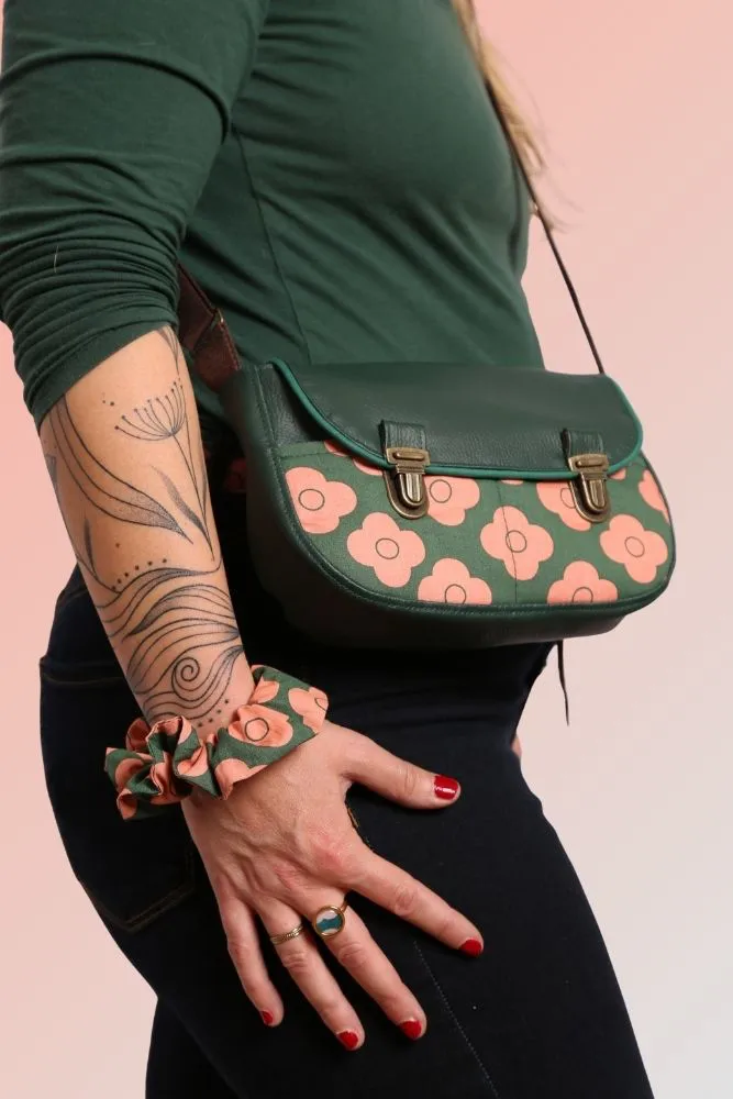 Chouchou fleuri Pimprenelle porté au poignet avec sac assorti, accessoire fait main.