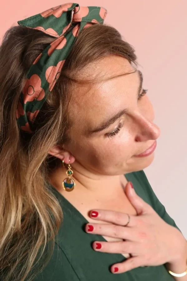 Gros plan sur le headband en tissu fleuri Pimprenelle noué sur la tête.