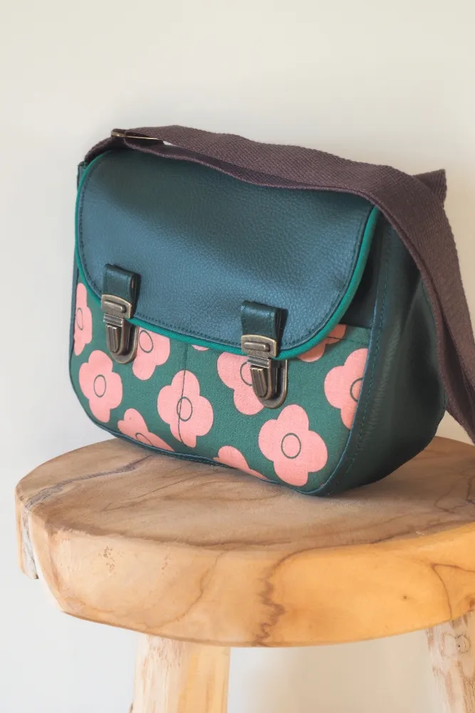 Détail couture et finitions artisanales du sac L’Essentiel Pimprenelle, création Claire Rainette.