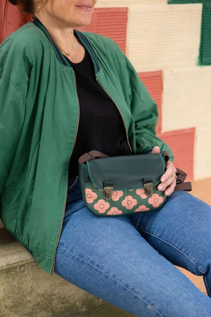 Sac L’Essentiel Pimprenelle – simili cuir vert et tissu fleuri corail – Image 3