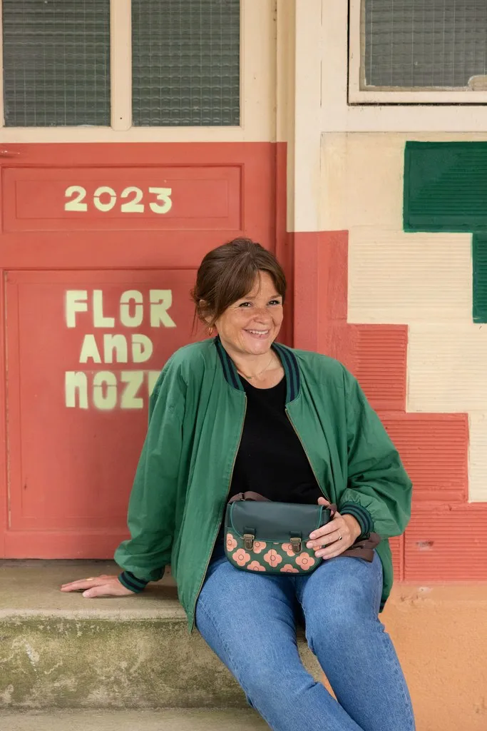 Sac L’Essentiel Pimprenelle – simili cuir vert et tissu fleuri corail – Image 4