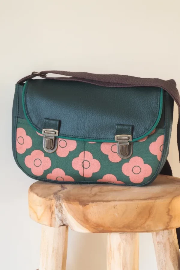 Sac L’Essentiel Pimprenelle posé sur fond clair, création colorée faite main en Bretagne.