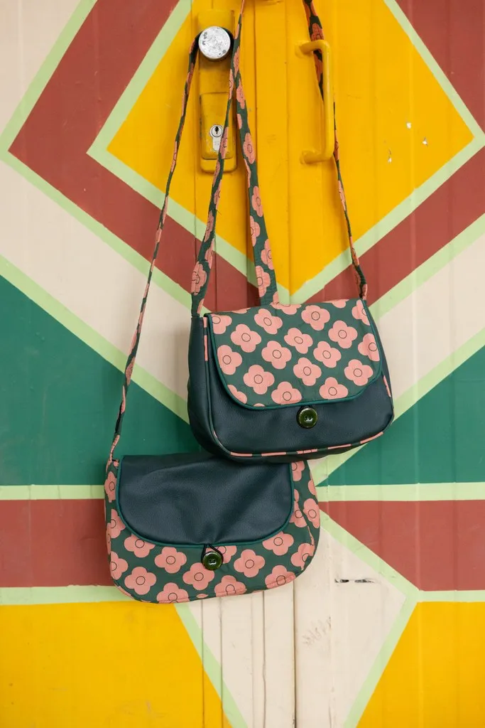 Vue d’ensemble du sac Pimprenelle dans un décor lumineux, modèle artisanal en série limitée.