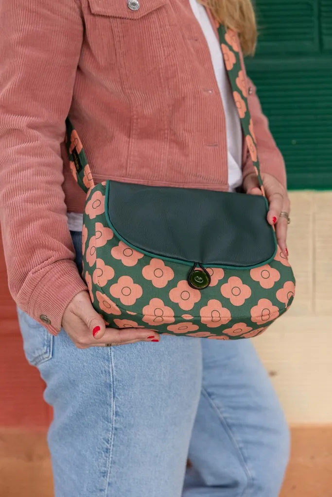 Zoom sur la couture et les finitions artisanales du sac réversible Claire Rainette.