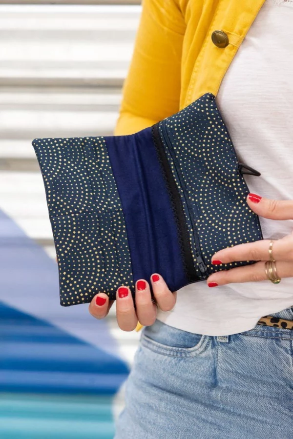 Portefeuille artisanal bleu nuit Céleste tenu en main cousu main en Bretagne